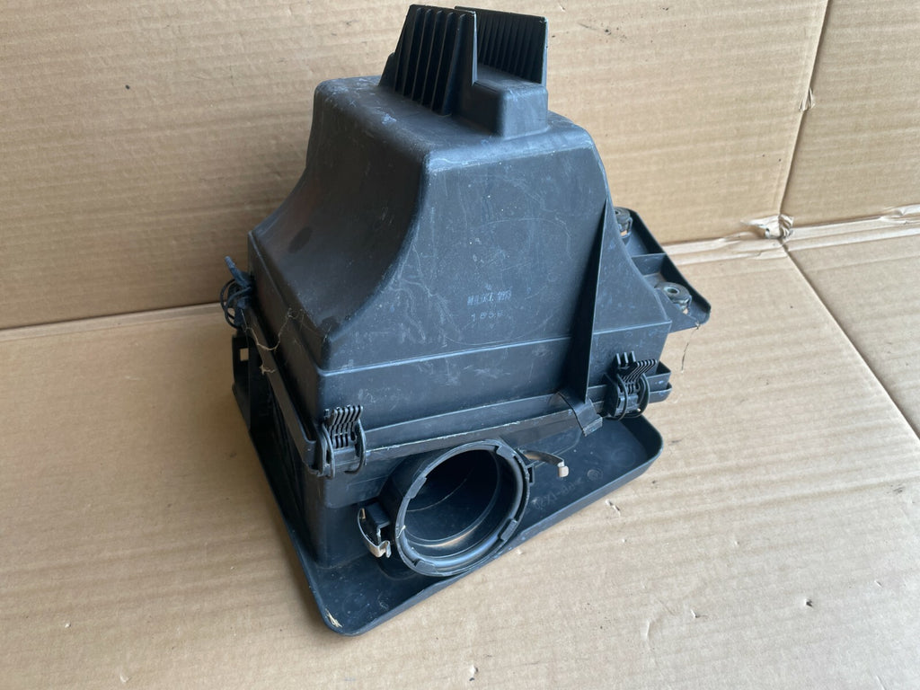 13717501971 - BMW E46 E83 LCI 6-Cylinder Airbox 320 325