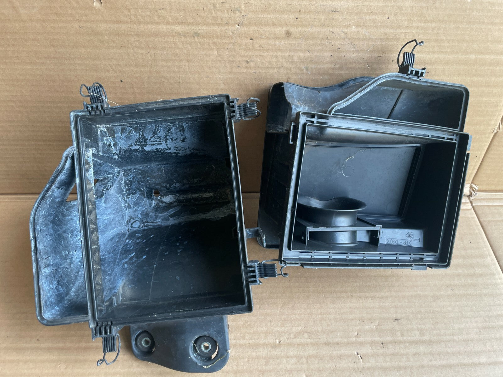 13717501971 - BMW E46 E83 LCI 6-Cylinder Airbox 320 325