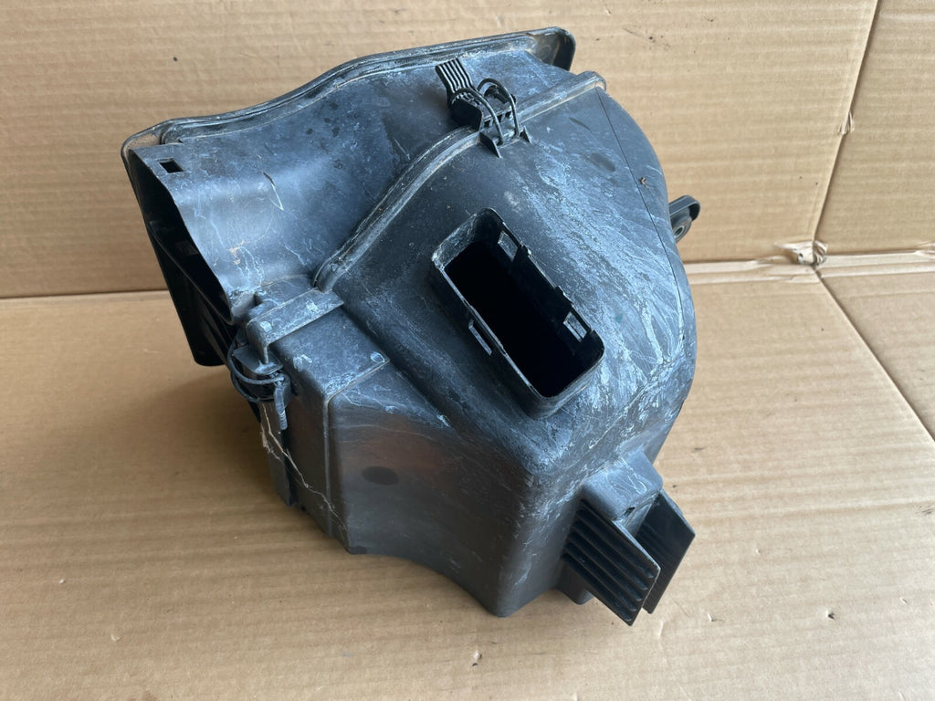 13717501971 - BMW E46 E83 LCI 6-Cylinder Airbox 320 325
