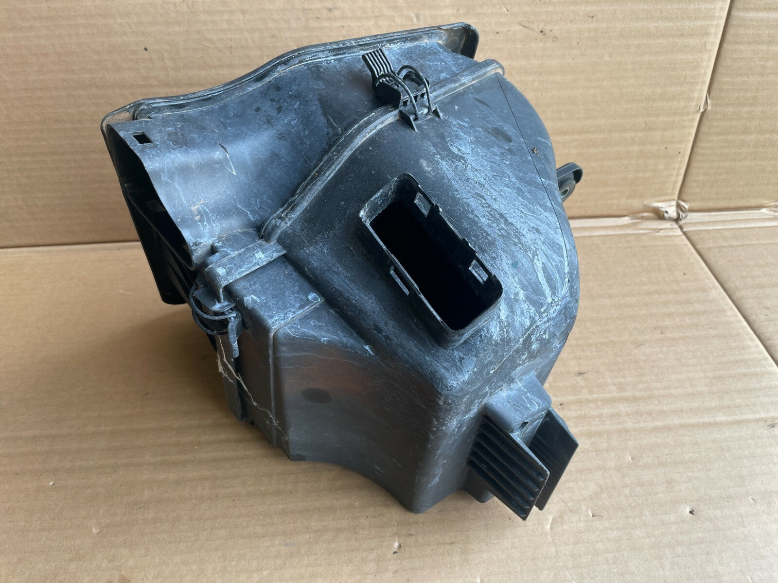 13717501971 - BMW E46 E83 LCI 6-Cylinder Airbox 320 325