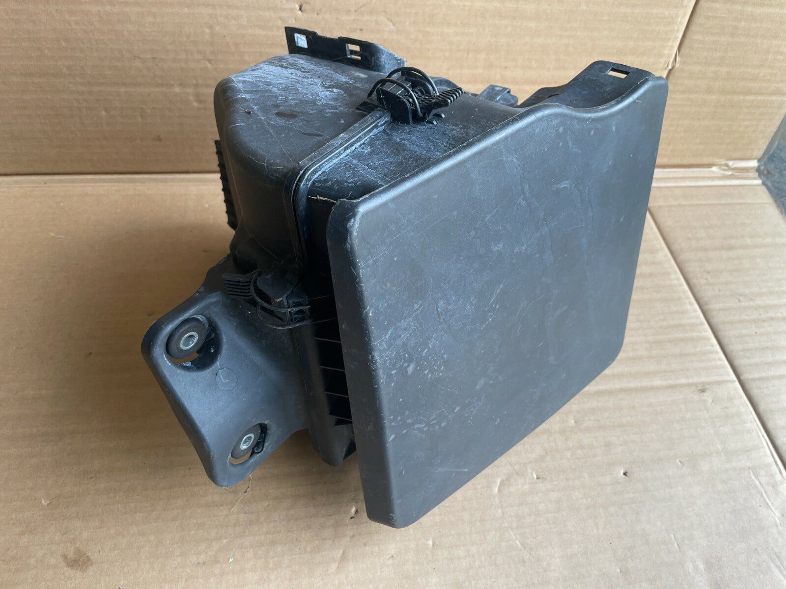 13717501971 - BMW E46 E83 LCI 6-Cylinder Airbox 320 325