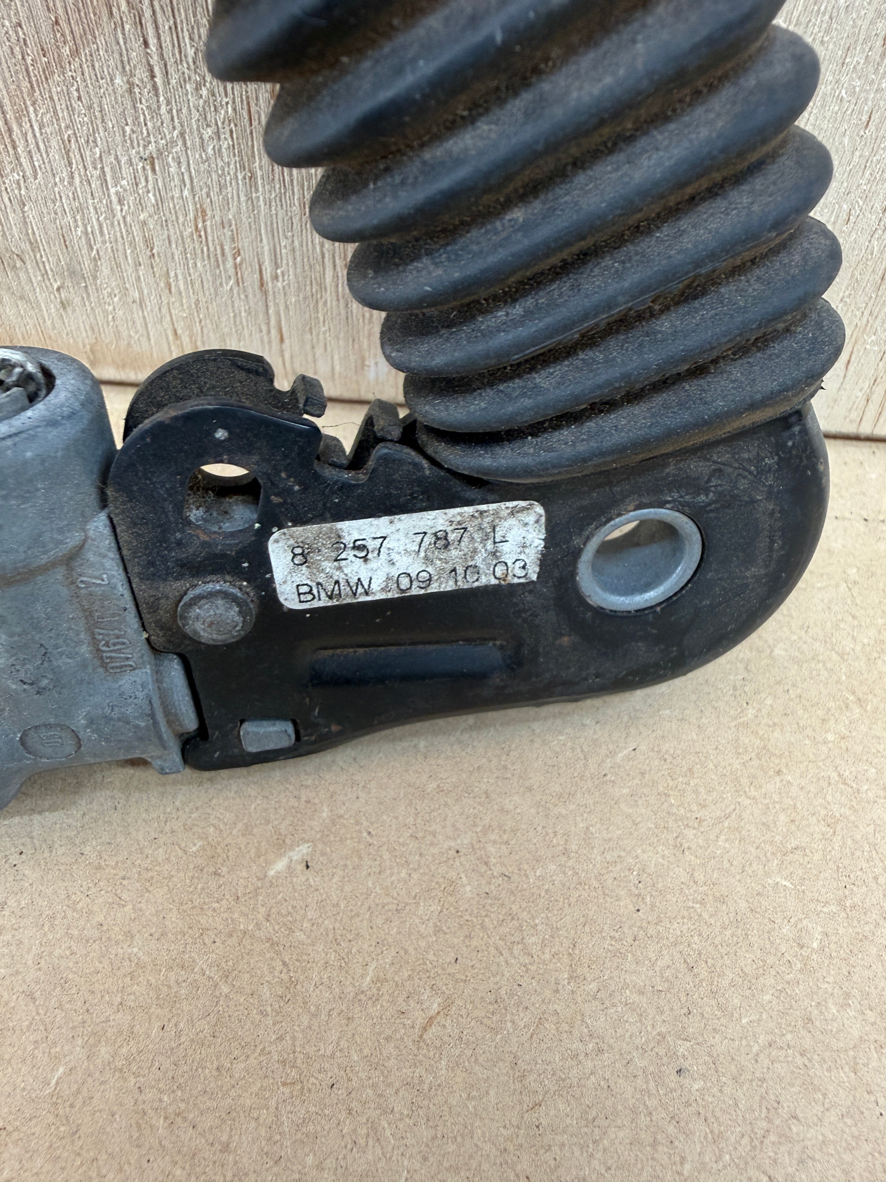 8257787 - Genuine Used E46 E63 Front Passenger Left Seat Belt Buckle Tensioner
