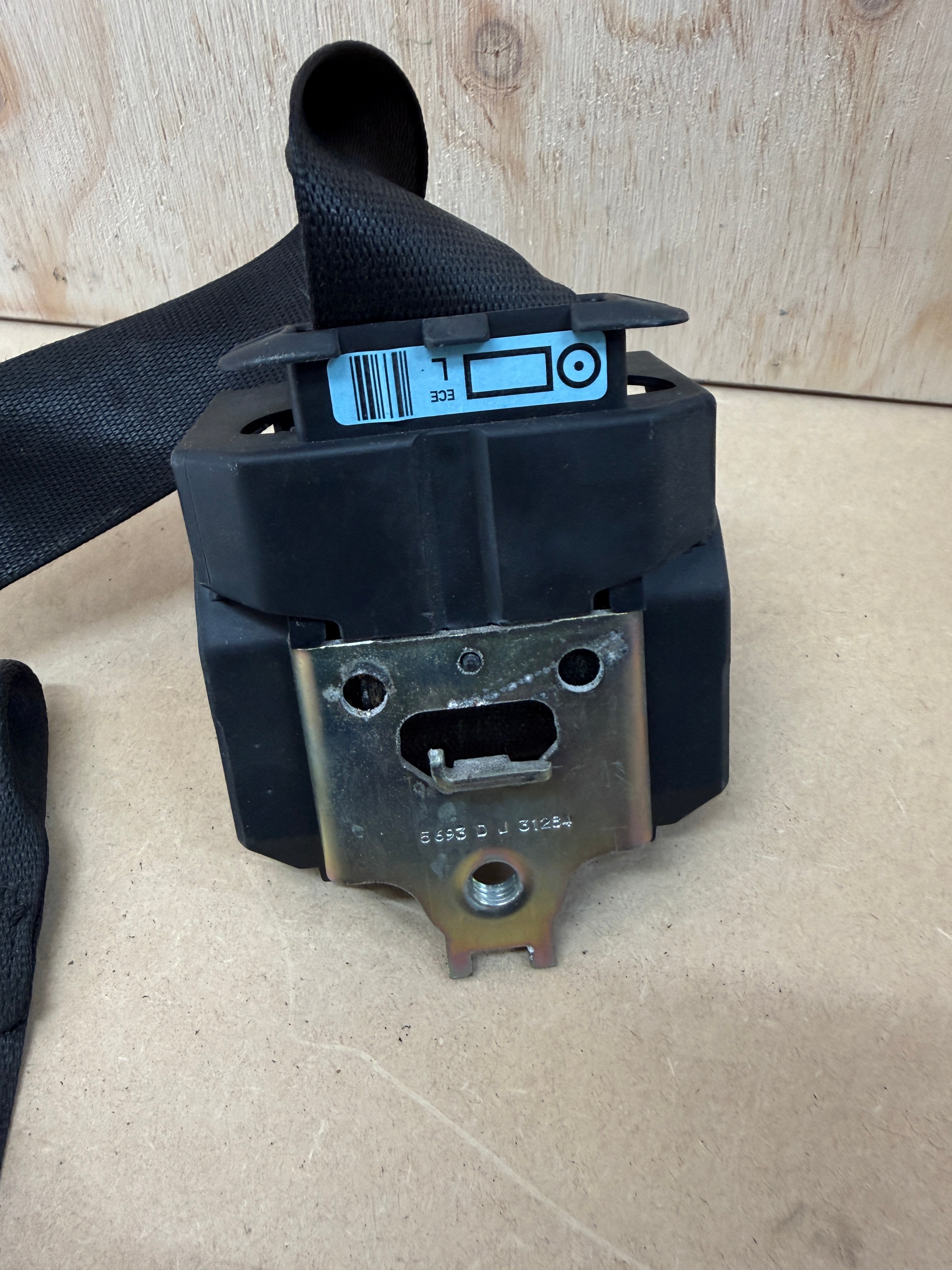 72117068243 / 560493701 - Genuine Used E46 Left/Passenger Front Seat Belt